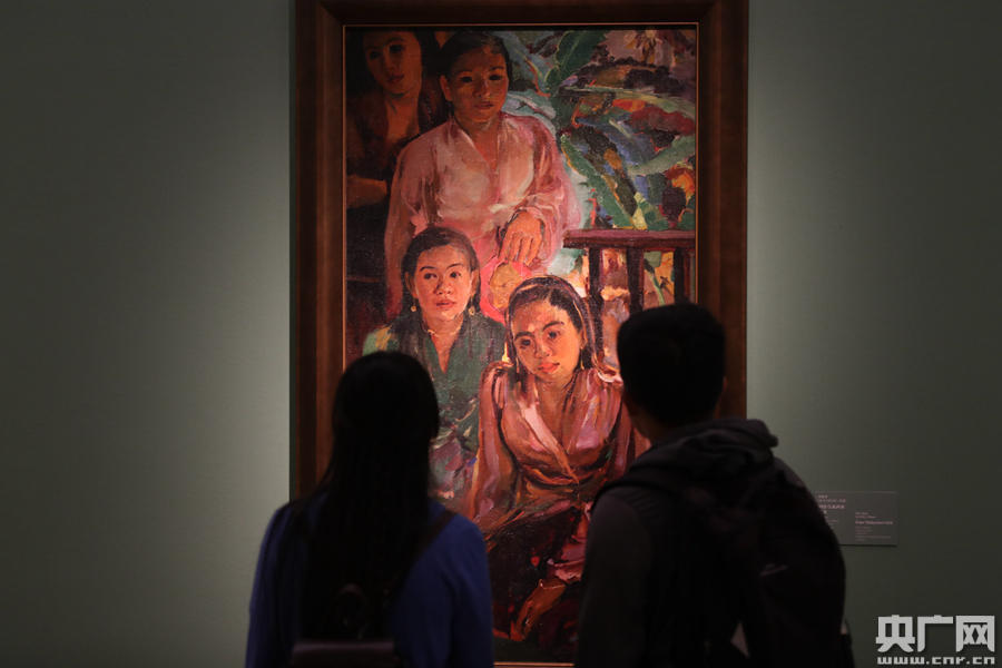 在“美人之美”展区的作品前，观众驻足观看。（央广网记者 韩靖 摄）